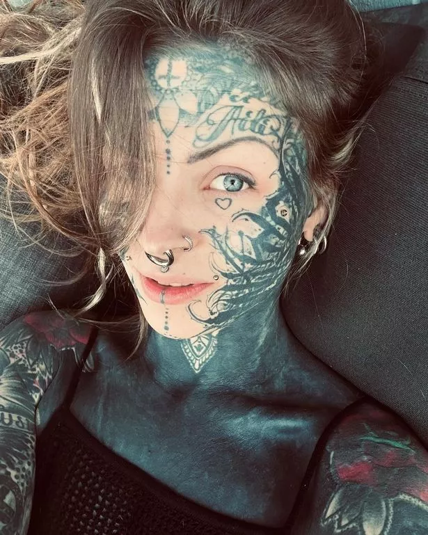 Woman with 800 Tattoos Reveals Stunning New Photo Without Ink, Showing a Striking Transformation!