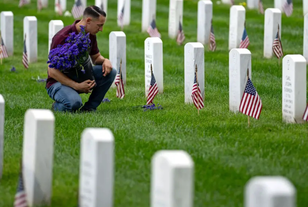 Guard at Arlington Cemetery Issues Stern Reminder About Visitor Etiquette