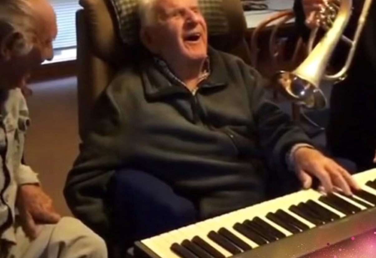 95-Year-Old Plays Piano with One Hand After Being Paralyzed for Years